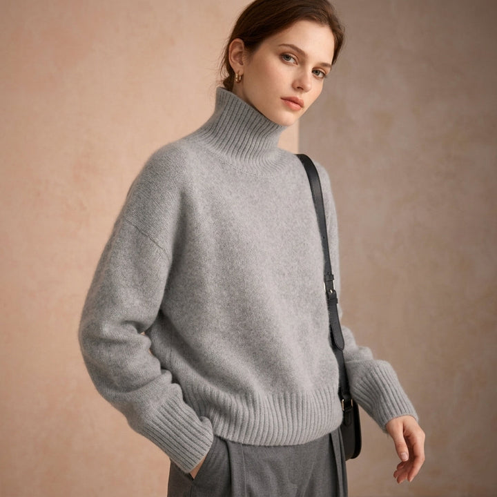 Women's Novella Cashmere Turtleneck in Cream | Invictora.com