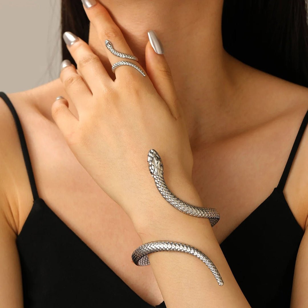 Women's Virella Sculpted Serpent Set in Silver | Invictora.com