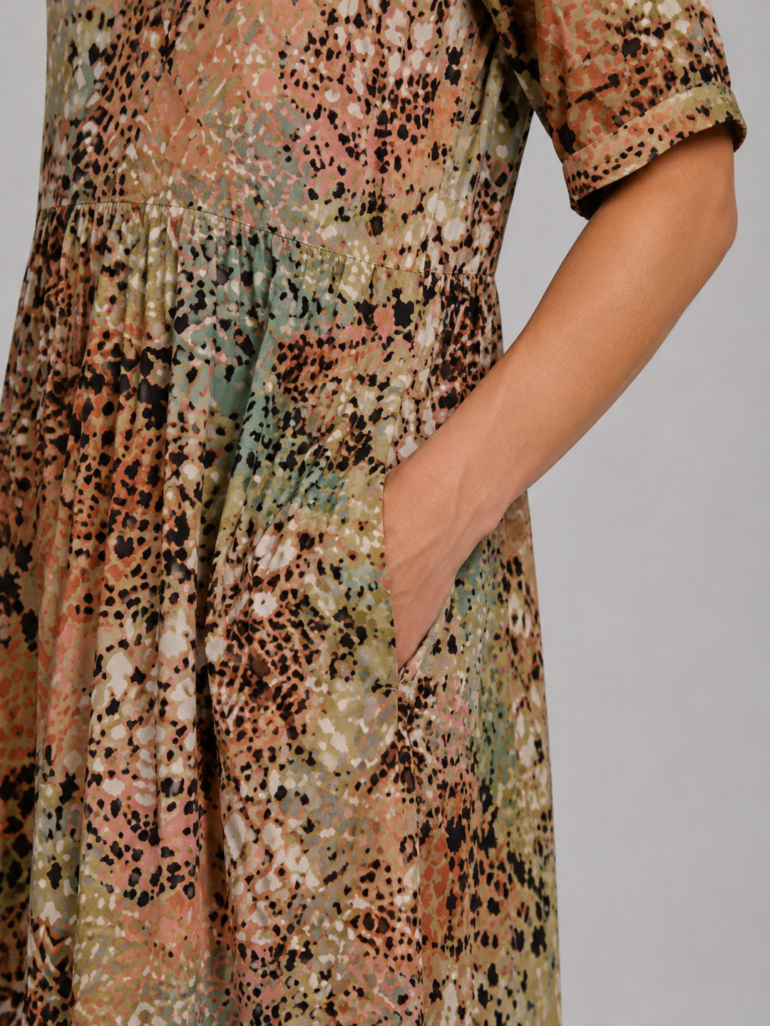 Women's Printed V-Neck Midi Dress – Relaxed Pocket Dress in Beige | Invictora.com