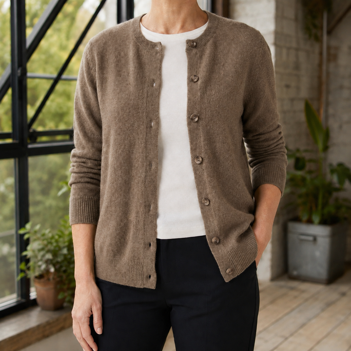 Women's Annabel-Jane Buttoned Cardigan in Green | Invictora.com
