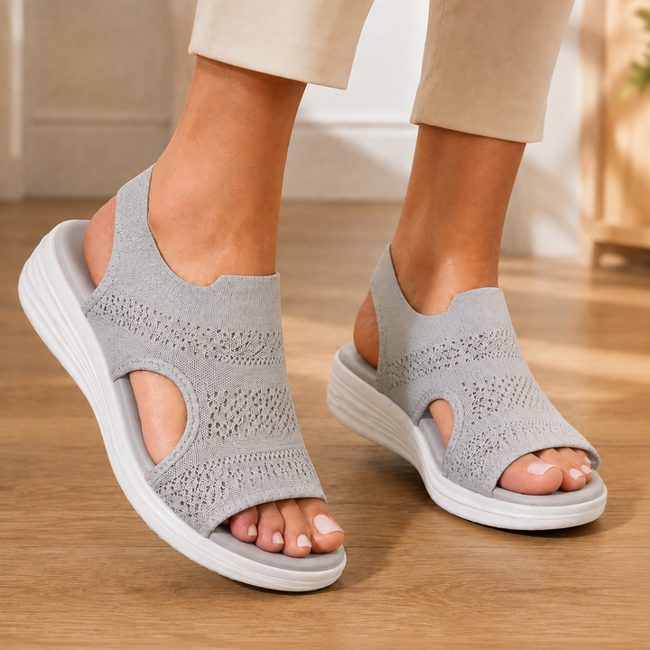 Women's Fabbri Platform Sandals in Black | Invictora.com
