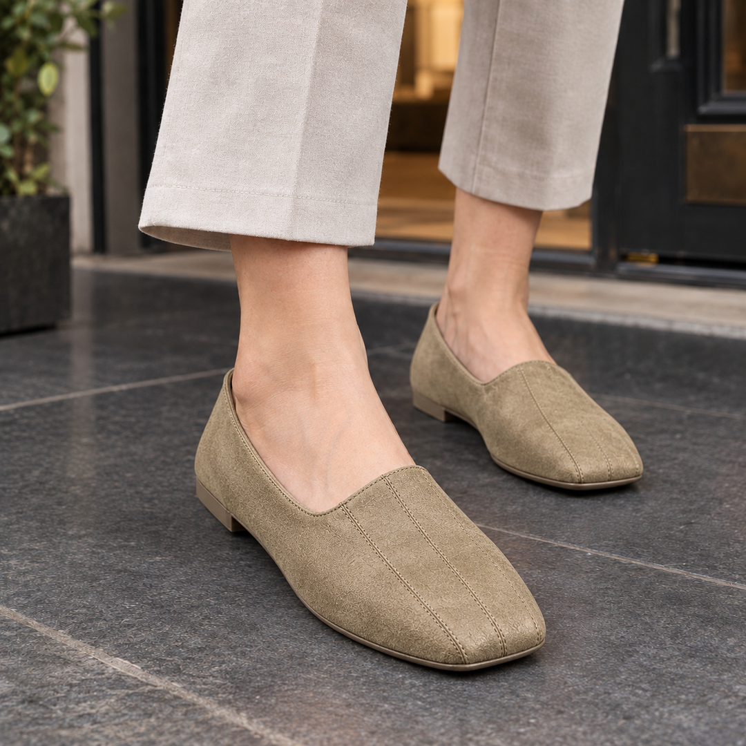 Women's Bentivoglio-Napoli Slip-On Loafers in Black | Invictora.com